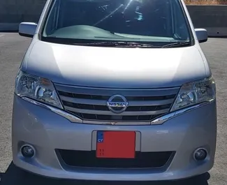 Vooraanzicht van een huurauto Nissan Serena op de luchthaven van Paphos, Cyprus ✓ Auto #5030. ✓ Transmissie Automatisch TM ✓ 0 beoordelingen.