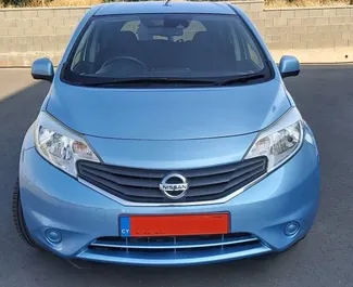 Vooraanzicht van een huurauto Nissan Note op de luchthaven van Paphos, Cyprus ✓ Auto #5022. ✓ Transmissie Automatisch TM ✓ 0 beoordelingen.