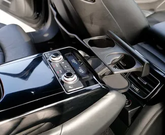 Interieur van Audi A8 L te huur in Spanje. Een geweldige auto met 5 zitplaatsen en een Automatisch transmissie.