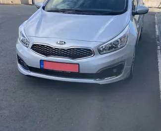 Vooraanzicht van een huurauto Kia Ceed op de luchthaven van Paphos, Cyprus ✓ Auto #5024. ✓ Transmissie Automatisch TM ✓ 0 beoordelingen.