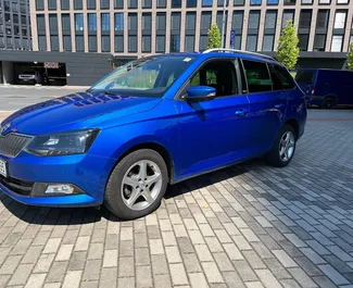 Vooraanzicht van een huurauto Skoda Fabia Combi Praag, Tsjechië ✓ Auto #4893. ✓ Transmissie Automatisch TM ✓ 0 beoordelingen.