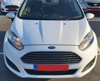 Vooraanzicht van een huurauto Ford Fiesta op de luchthaven van Paphos, Cyprus ✓ Auto #5020. ✓ Transmissie Handmatig TM ✓ 0 beoordelingen.