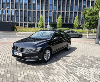 Vooraanzicht van een huurauto Volkswagen Passat Praag, Tsjechië ✓ Auto #4894. ✓ Transmissie Automatisch TM ✓ 0 beoordelingen.