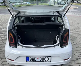 Benzine motor van 1,0L van Volkswagen Up 2017 te huur Praag.