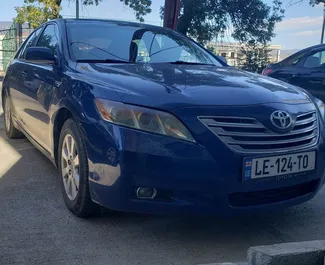 Interieur van Toyota Camry te huur in Georgië. Een geweldige auto met 5 zitplaatsen en een Automatisch transmissie.