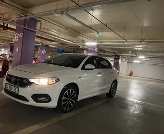 Vooraanzicht van een huurauto Fiat Egea Urban op de luchthaven van Izmir, Turkije ✓ Auto #5076. ✓ Transmissie Automatisch TM ✓ 0 beoordelingen.