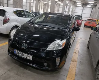 Vooraanzicht van een huurauto Toyota Prius in Tbilisi, Georgië ✓ Auto #5390. ✓ Transmissie Automatisch TM ✓ 8 beoordelingen.