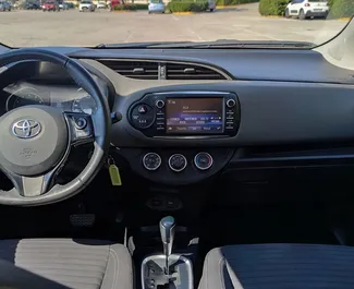 Interieur van Toyota Yaris te huur in Griekenland. Een geweldige auto met 4 zitplaatsen en een Automatisch transmissie.