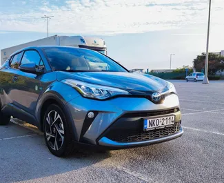 Vooraanzicht van een huurauto Toyota C-HR in Thessaloniki, Griekenland ✓ Auto #3738. ✓ Transmissie Automatisch TM ✓ 0 beoordelingen.