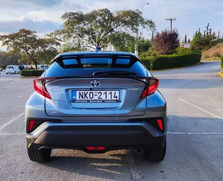 Hybride motor van 1,8L van Toyota C-HR 2022 te huur in Thessaloniki.