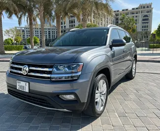 Vooraanzicht van een huurauto Volkswagen Atlas in Dubai, Verenigde Arabische Emiraten ✓ Auto #5122. ✓ Transmissie Automatisch TM ✓ 1 beoordelingen.