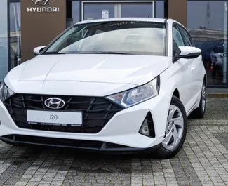 Vooraanzicht van een huurauto Hyundai i20 in Bratislava, Slowakije ✓ Auto #5183. ✓ Transmissie Automatisch TM ✓ 1 beoordelingen.