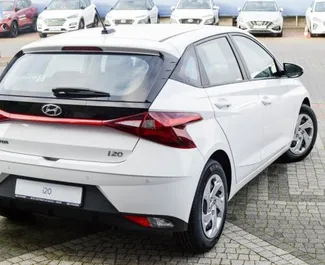 Autohuur Hyundai i20 2022 in in Slowakije, met Benzine brandstof en 100 pk ➤ Vanaf 34 EUR per dag.