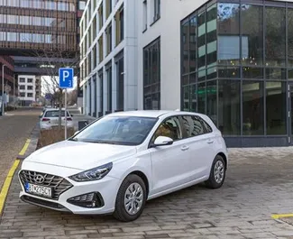 Vooraanzicht van een huurauto Hyundai i30 op vliegveld Wenen, Oostenrijk ✓ Auto #5346. ✓ Transmissie Handmatig TM ✓ 1 beoordelingen.