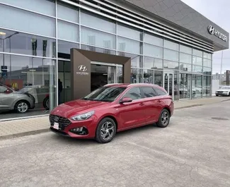 Vooraanzicht van een huurauto Hyundai i30 Combi in Bratislava, Slowakije ✓ Auto #5185. ✓ Transmissie Handmatig TM ✓ 0 beoordelingen.