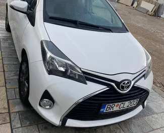 Vooraanzicht van een huurauto Toyota Yaris in Becici, Montenegro ✓ Auto #5430. ✓ Transmissie Automatisch TM ✓ 2 beoordelingen.