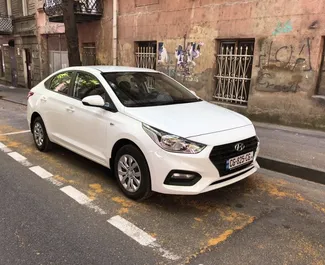 Vooraanzicht van een huurauto Hyundai Accent in Tbilisi, Georgië ✓ Auto #5441. ✓ Transmissie Automatisch TM ✓ 0 beoordelingen.