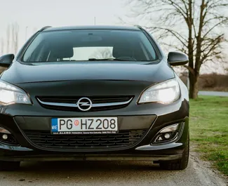 Vooraanzicht van een huurauto Opel Astra Sports Tourer in Podgorica, Montenegro ✓ Auto #4621. ✓ Transmissie Handmatig TM ✓ 5 beoordelingen.