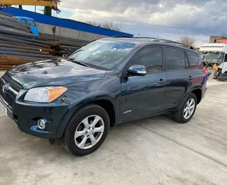 Vooraanzicht van een huurauto Toyota Rav4 in Koetaisi, Georgië ✓ Auto #5421. ✓ Transmissie Automatisch TM ✓ 0 beoordelingen.