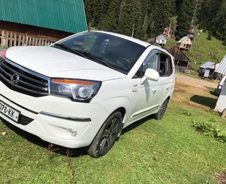 Vooraanzicht van een huurauto SsangYong Korando Turismo in Koetaisi, Georgië ✓ Auto #2072. ✓ Transmissie Automatisch TM ✓ 2 beoordelingen.