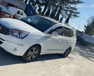 Diesel motor van 2,5L van SsangYong Korando Turismo 2015 te huur in Koetaisi.