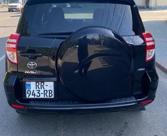 Vooraanzicht van een huurauto Toyota Rav4 in Koetaisi, Georgië ✓ Auto #5420. ✓ Transmissie Automatisch TM ✓ 0 beoordelingen.