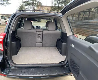 Toyota Rav4 2013 beschikbaar voor verhuur in Koetaisi, met een kilometerlimiet van onbeperkt.