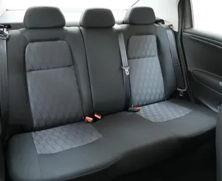 Interieur van Citroen Elysee te huur in Tsjechië. Een geweldige auto met 5 zitplaatsen en een Automatisch transmissie.