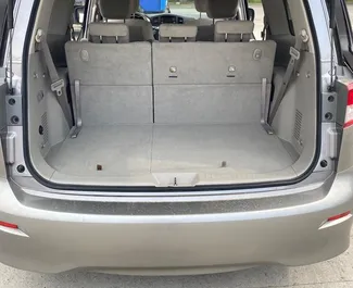 Interieur van Nissan Quest te huur in Georgië. Een geweldige auto met 7 zitplaatsen en een Automatisch transmissie.