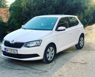 Vooraanzicht van een huurauto Skoda Fabia in Becici, Montenegro ✓ Auto #5431. ✓ Transmissie Automatisch TM ✓ 1 beoordelingen.