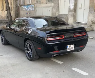 Vooraanzicht van een huurauto Dodge Challenger in Tbilisi, Georgië ✓ Auto #5439. ✓ Transmissie Automatisch TM ✓ 1 beoordelingen.