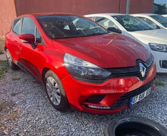 Vooraanzicht van een huurauto Renault Clio 4 op de luchthaven van Antalya, Turkije ✓ Auto #5429. ✓ Transmissie Handmatig TM ✓ 1 beoordelingen.