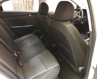 Interieur van Hyundai Accent te huur in Georgië. Een geweldige auto met 5 zitplaatsen en een Automatisch transmissie.