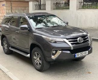 Vooraanzicht van een huurauto Toyota Fortuner in Tbilisi, Georgië ✓ Auto #5440. ✓ Transmissie Automatisch TM ✓ 0 beoordelingen.