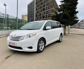 Vooraanzicht van een huurauto Toyota Sienna in Tbilisi, Georgië ✓ Auto #5542. ✓ Transmissie Automatisch TM ✓ 0 beoordelingen.