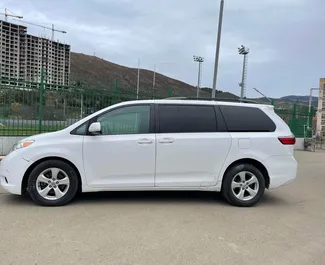 Autohuur Toyota Sienna 2018 in in Georgië, met Benzine brandstof en 130 pk ➤ Vanaf 190 GEL per dag.