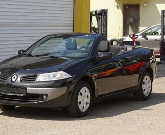 Vooraanzicht van een huurauto Renault Megane Cabrio op luchthaven Burgas, Bulgarije ✓ Auto #3627. ✓ Transmissie Automatisch TM ✓ 0 beoordelingen.