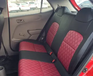 Interieur van Kia Picanto te huur in de VAE. Een geweldige auto met 4 zitplaatsen en een Automatisch transmissie.