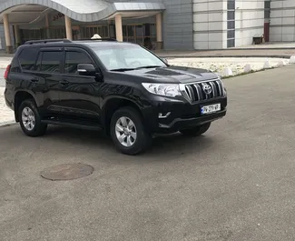 Vooraanzicht van een huurauto Toyota Land Cruiser Prado in Tbilisi, Georgië ✓ Auto #5476. ✓ Transmissie Automatisch TM ✓ 1 beoordelingen.