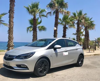 Vooraanzicht van een huurauto Opel Astra op Kreta, Griekenland ✓ Auto #5592. ✓ Transmissie Handmatig TM ✓ 0 beoordelingen.