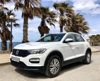 Vooraanzicht van een huurauto Volkswagen T-Roc op Kreta, Griekenland ✓ Auto #5580. ✓ Transmissie Handmatig TM ✓ 0 beoordelingen.