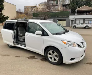 Benzine motor van 3,5L van Toyota Sienna 2015 te huur in Koetaisi.