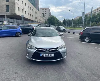 Vooraanzicht van een huurauto Toyota Camry in Koetaisi, Georgië ✓ Auto #5599. ✓ Transmissie Automatisch TM ✓ 0 beoordelingen.