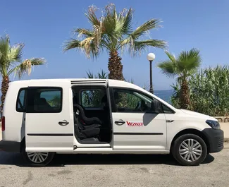 Vooraanzicht van een huurauto Volkswagen Caddy Maxi op Kreta, Griekenland ✓ Auto #5579. ✓ Transmissie Handmatig TM ✓ 0 beoordelingen.