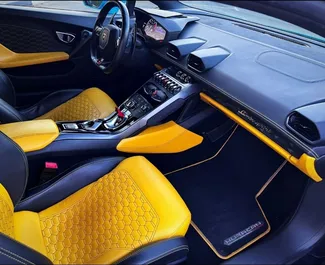 Benzine motor van L van Lamborghini Huracan 2022 te huur in Dubai.