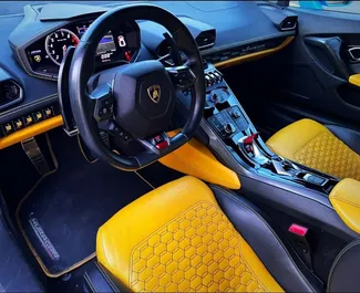 Lamborghini Huracan 2022 beschikbaar voor verhuur in Dubai, met een kilometerlimiet van onbeperkt.