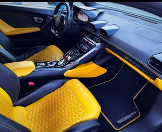 Interieur van Lamborghini Huracan te huur in de VAE. Een geweldige auto met 2 zitplaatsen en een Automatisch transmissie.