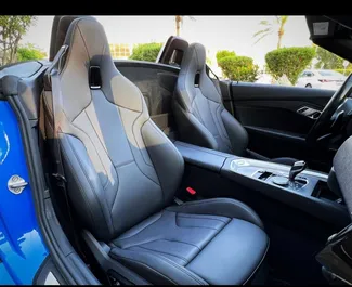 BMW Z4 2022 beschikbaar voor verhuur in Dubai, met een kilometerlimiet van onbeperkt.