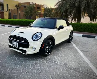 Vooraanzicht van een huurauto Mini Cooper S in Dubai, Verenigde Arabische Emiraten ✓ Auto #5654. ✓ Transmissie Automatisch TM ✓ 0 beoordelingen.