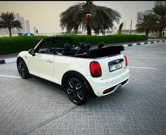 Benzine motor van L van Mini Cooper S 2022 te huur in Dubai.